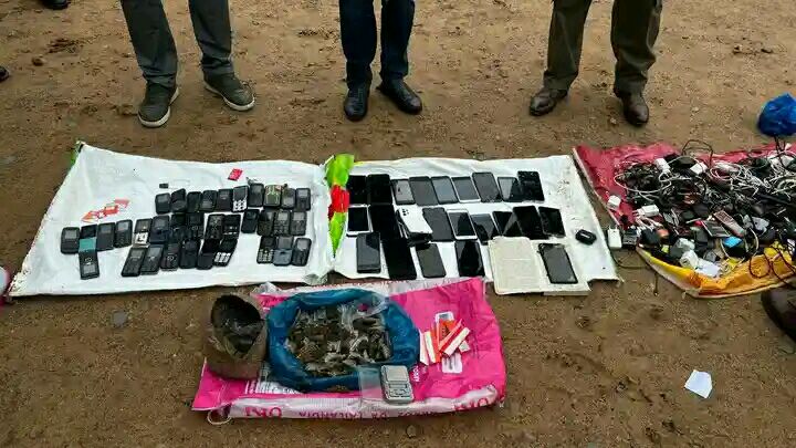 Polícia apreende mais 57 telemóveis em cadeia de máxima segurança em Maputo