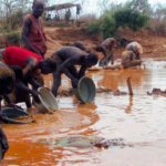Moçambique Autoriza Retoma de 30 Empresas Mineiras Suspensas em Manica
