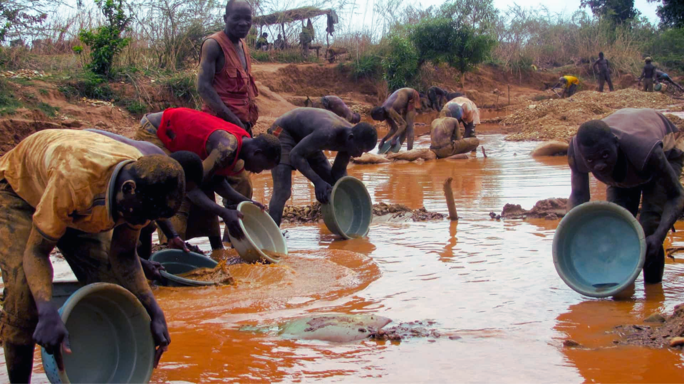 Moçambique Autoriza Retoma de 30 Empresas Mineiras Suspensas em Manica
