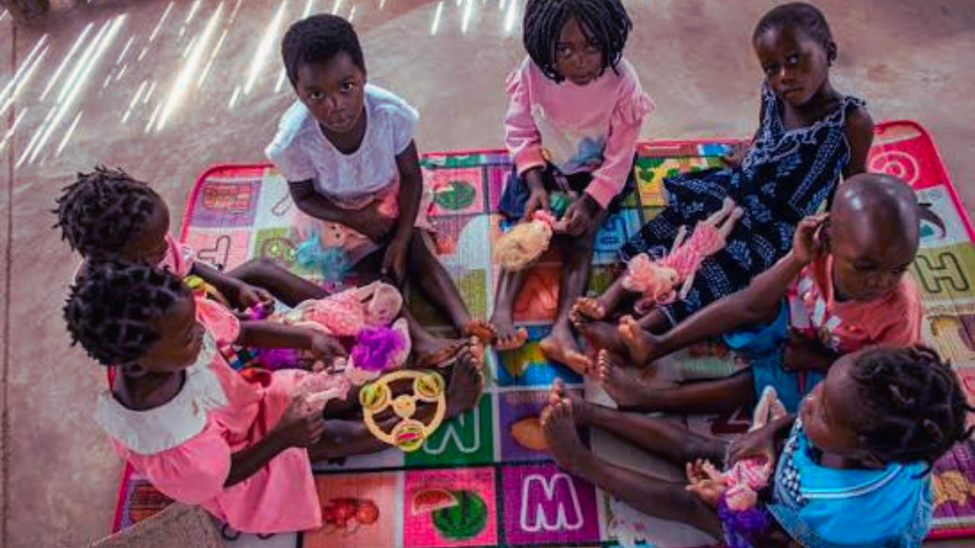 Redução do Financiamento Global Compromete a Proteção Infantil em Moçambique
