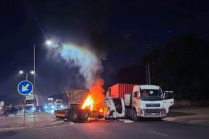 Dois Camiões Colidem e Pegam Fogo na EN4 na Zona da Texlom na Matola