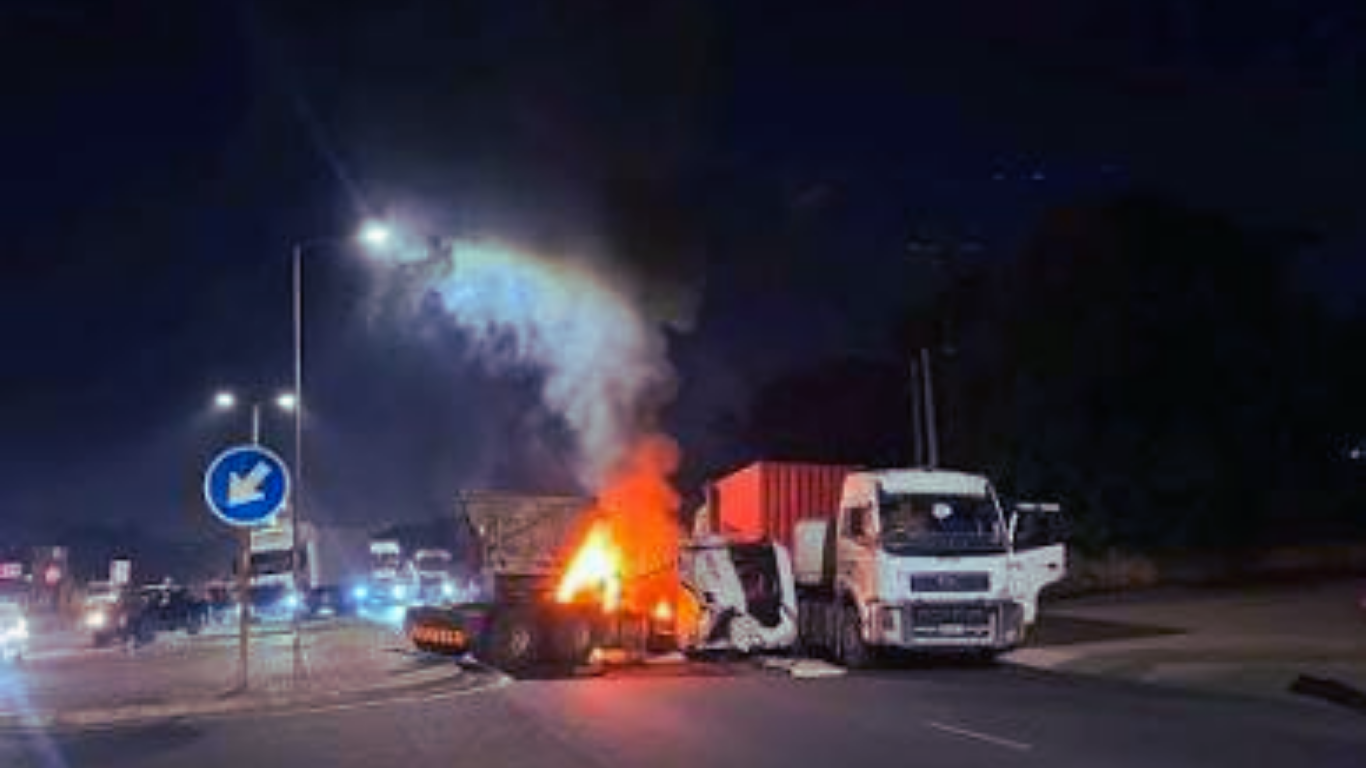 Dois Camiões Colidem e Pegam Fogo na EN4 na Zona da Texlom na Matola